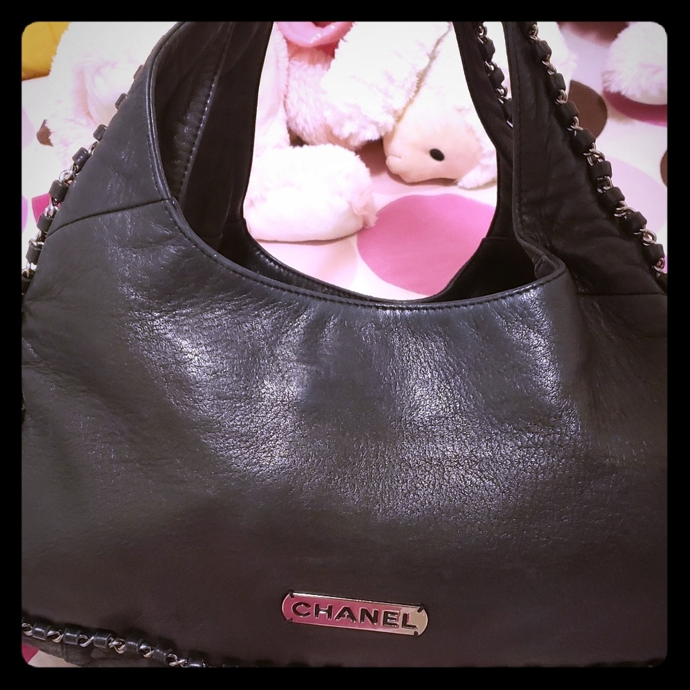 Gorgeous Chanel Handbag In Good Condition.